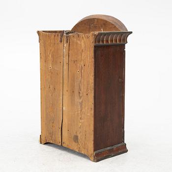 Hängskåp, allmoge, 1800-tal.