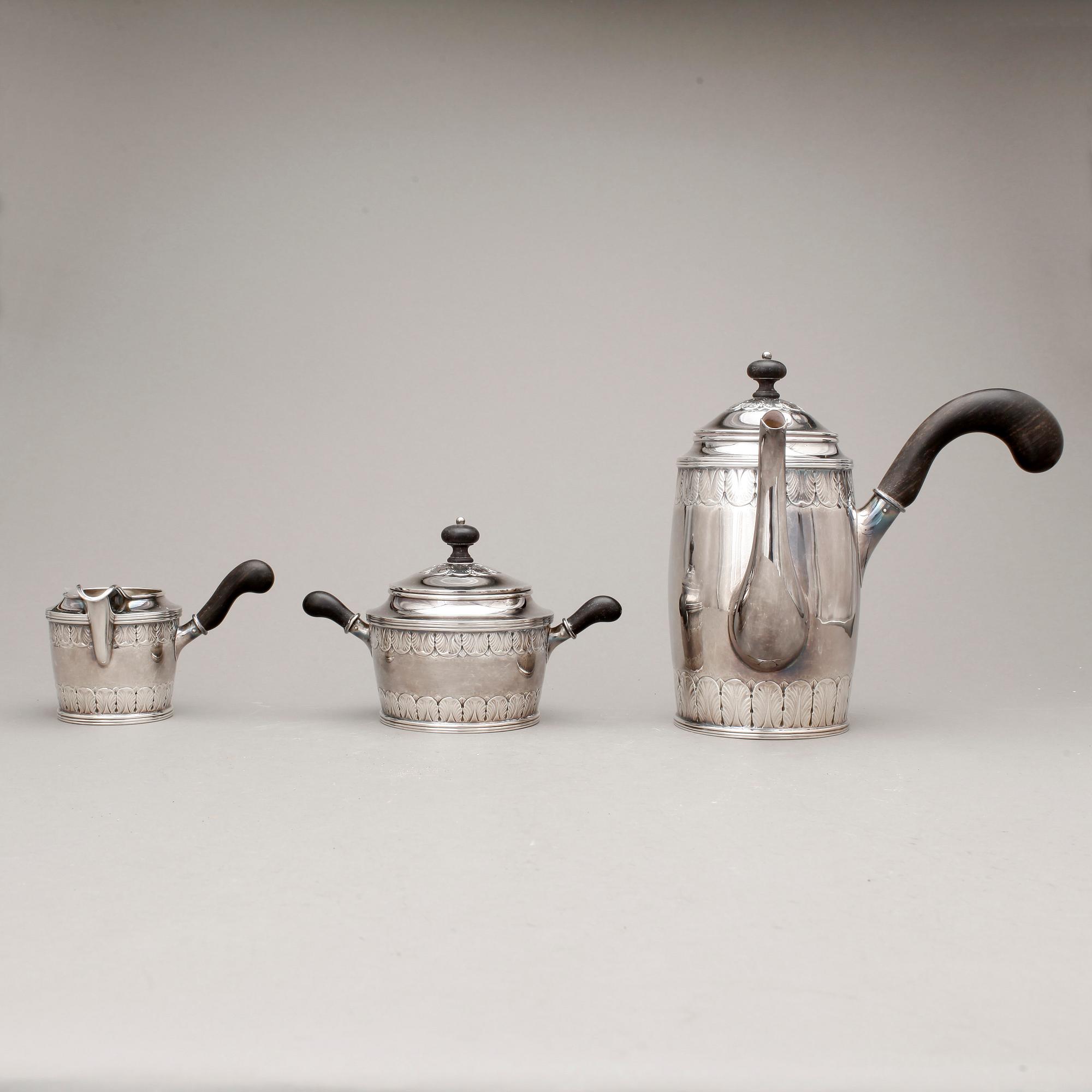 KAFFESERVIS, 3 delar, sterlingsilver, svenska importstämplar, 1900-tal. Total vikt ca 1115 gr.