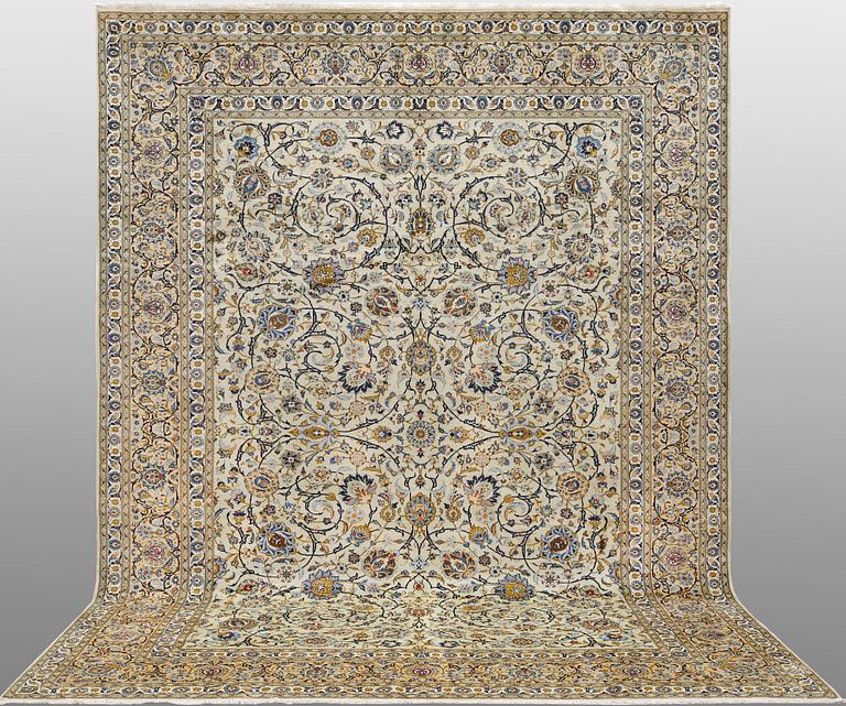 A Keshan carpet, approx. 402 x 300 cm.