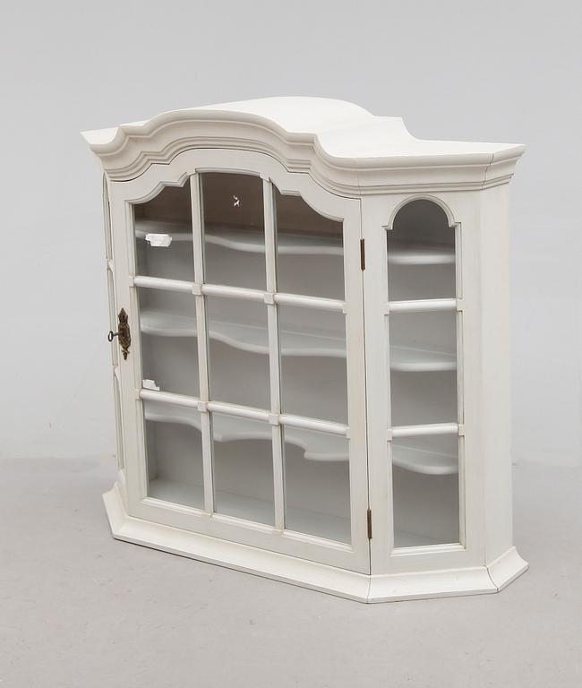 VÄGGVITRINSKÅP, Åmells, 1900-talets andra hälft.