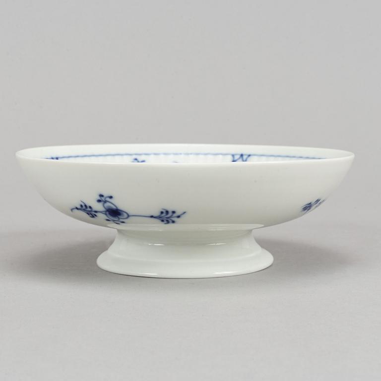 Royal Copenhagen, eight 'Musselmalet' footed dishes, Denmark.