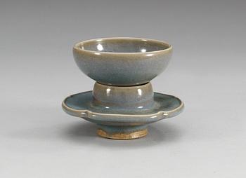 225. VINKOPP MED STÄLL, keramik. Sen Qing dynastin. Chüntyp.