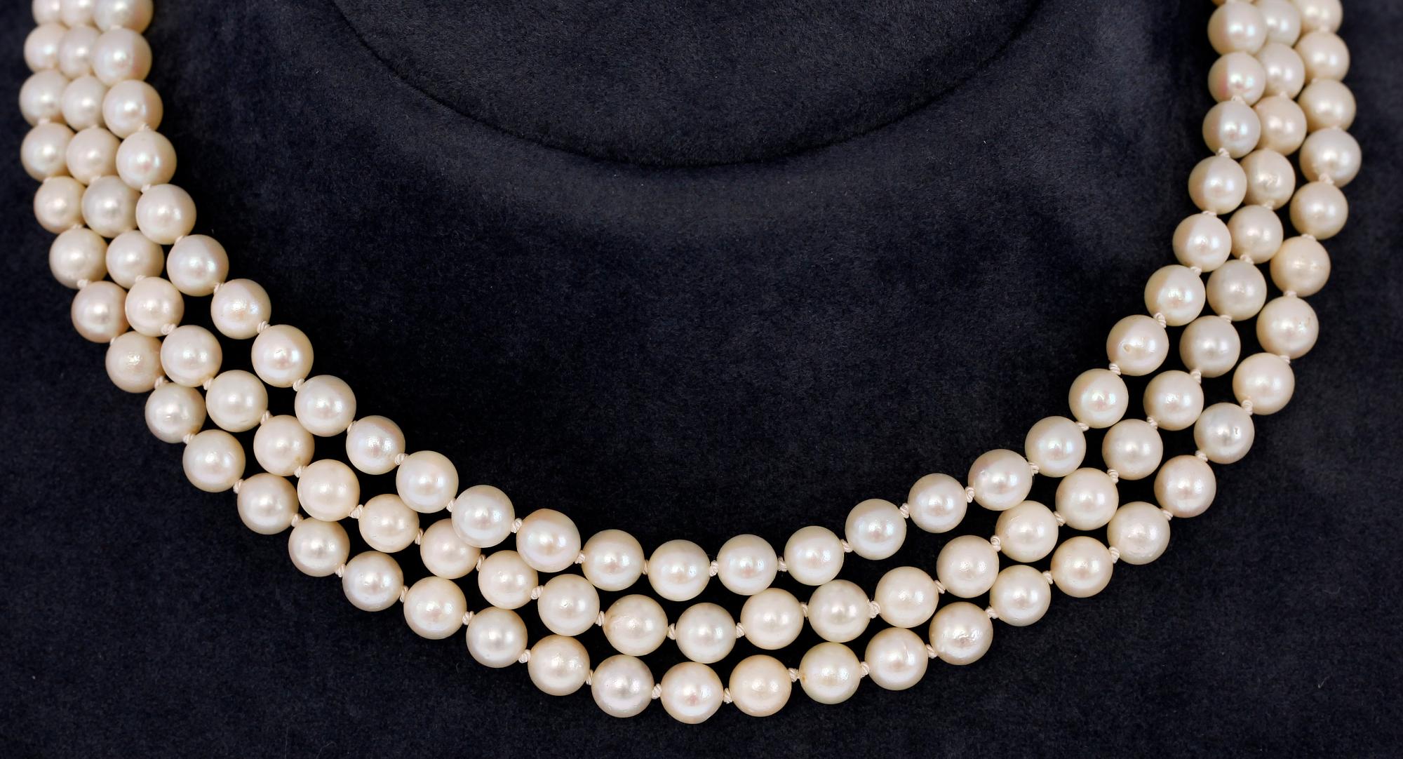 COLLIER, 3-radigt odlade japanska pärlor, ca 6 mm.