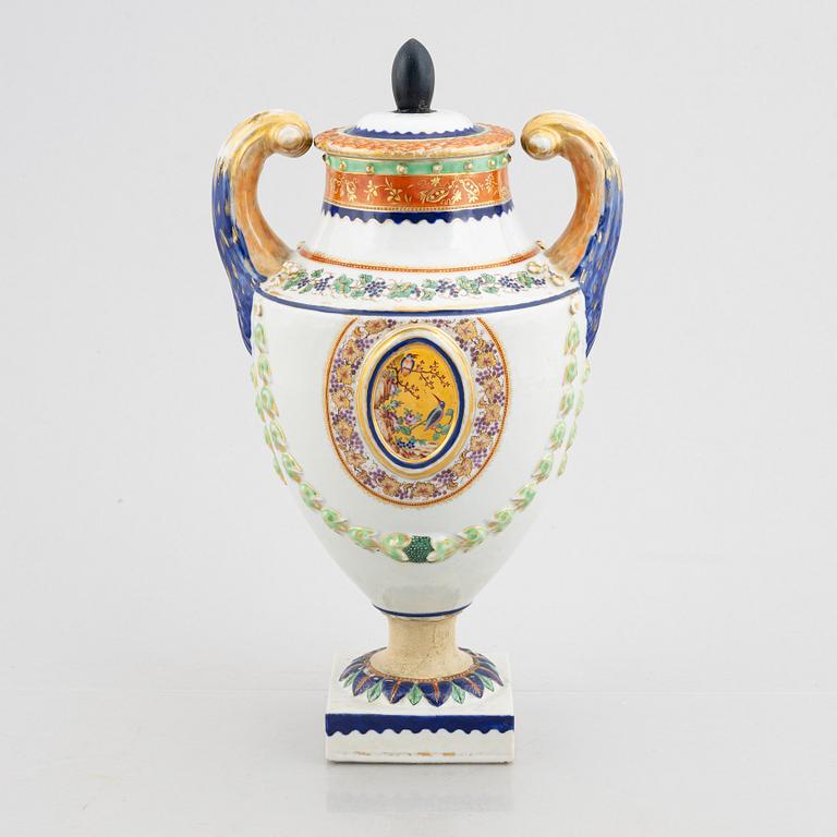 A famille rose 'Chinese Export' jar with cover, Qing dynasty, Qianlong (1736-95).