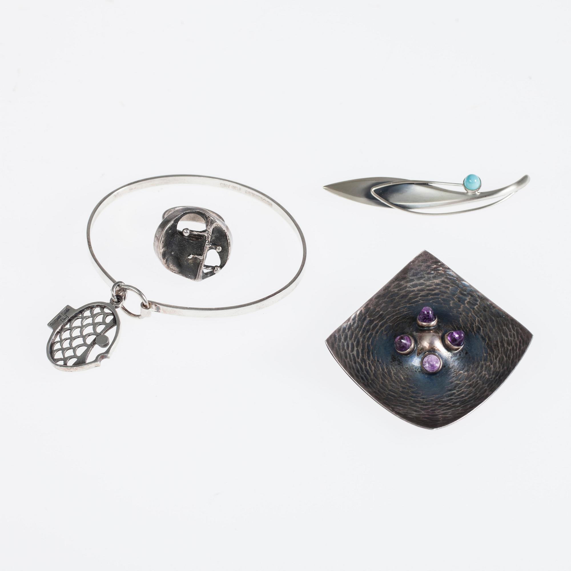 ARMRING, RING, 2 BROSCH, silver, bl a Tammen Koru, Kupittaan Kulta. 1900-talets senare hälft.