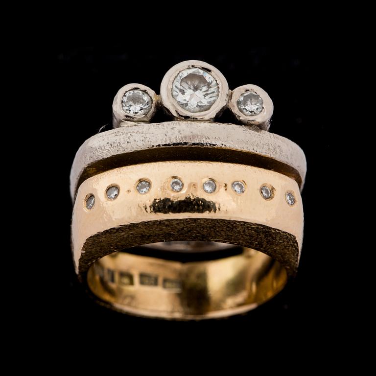 RING, 18 k guld samt vitguld. 3 större diamanter totalt ca 0,30 ct samt 8 små diamanter ca 0,08 ct. Vikt ca 18 gram.
