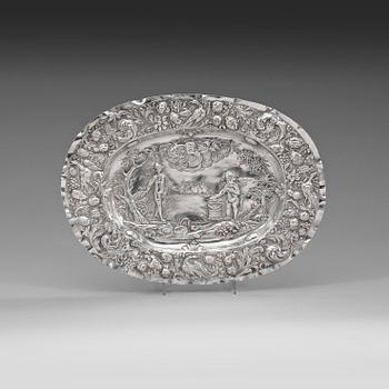 471. A Swedish 18th century silver dish, marks of Arnold van der Hagen, Norrköping (1695-1740).