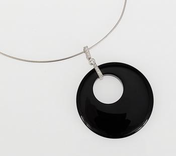 651. NECKLACE, onyx set with brilliant cut diamonds, tot. 0.30 cts.