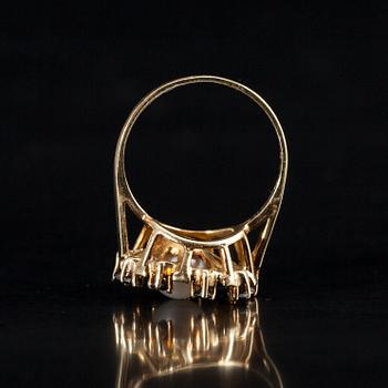 RING, 14K guld, 9 små safirer, en pärla i mitten. Finska importstämplar. Vikt 4,1 g.