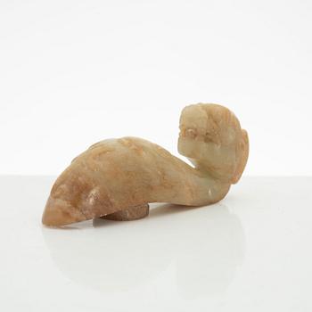 Bälteshake samt två amuletter, nefrit. Qingdynastin eller äldre.