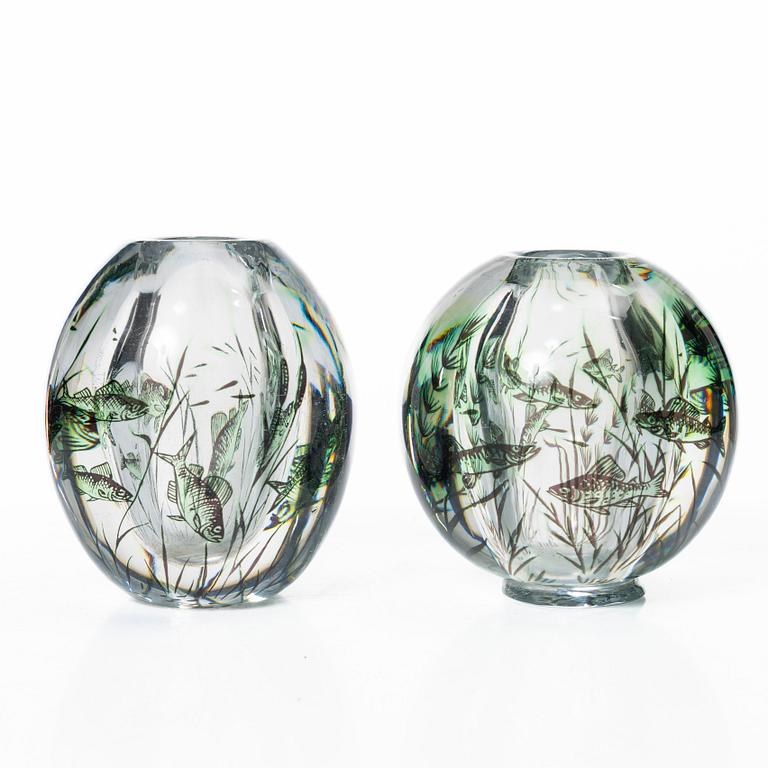 Edward Hald, vaser, 2 st, "fiskgraal" glas, Orrefors 1945 och 1952.