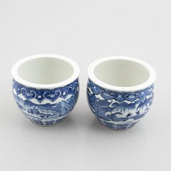 A pair of blue and white flower pots, late Qing dynasty, circa 1900.