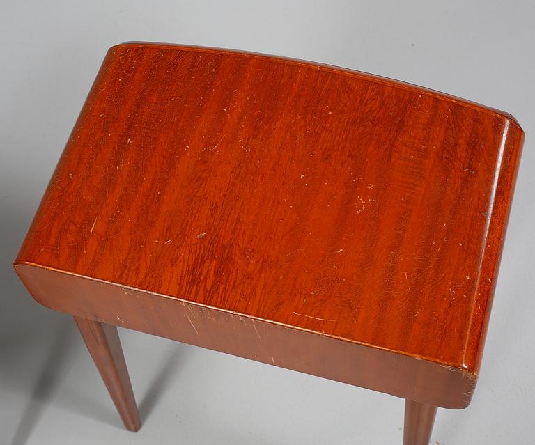 SÄNGBORD, ett par, omkring 1900-talets mitt.