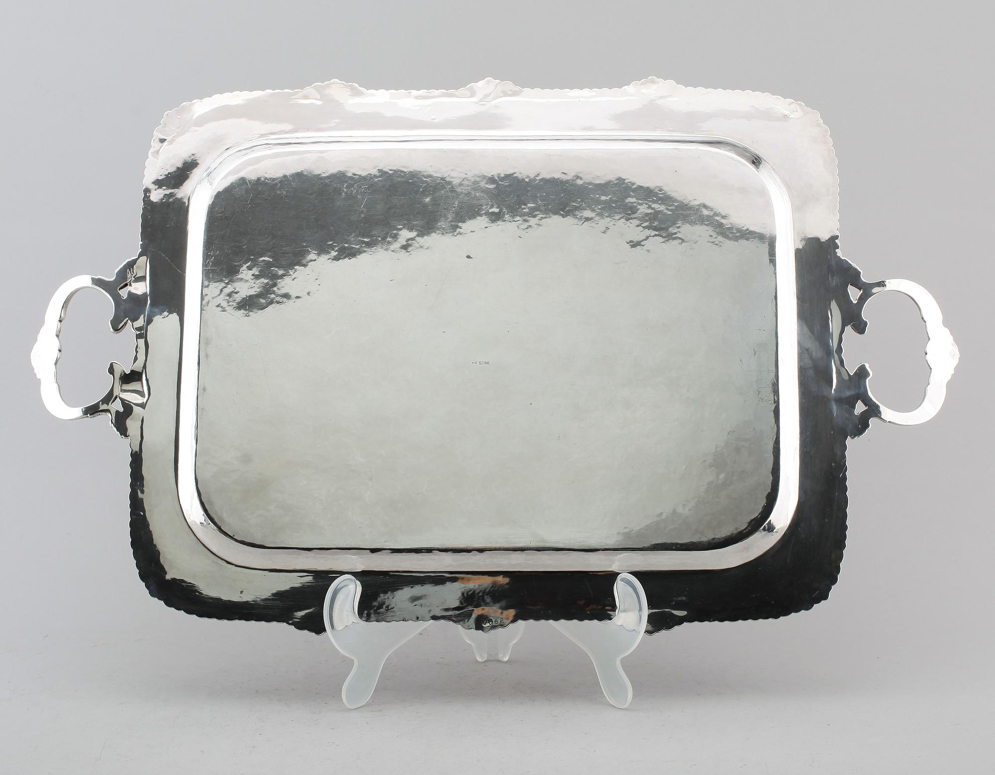 BRICKA, silver 925, svenska importstämplar, 1900-talets första hälft. Vikt ca 2863 g.
