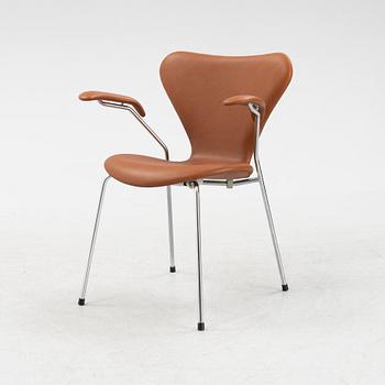 A 'Series 7' leather upholstered armchair by Arne Jacobsen for Fritz Hansen.