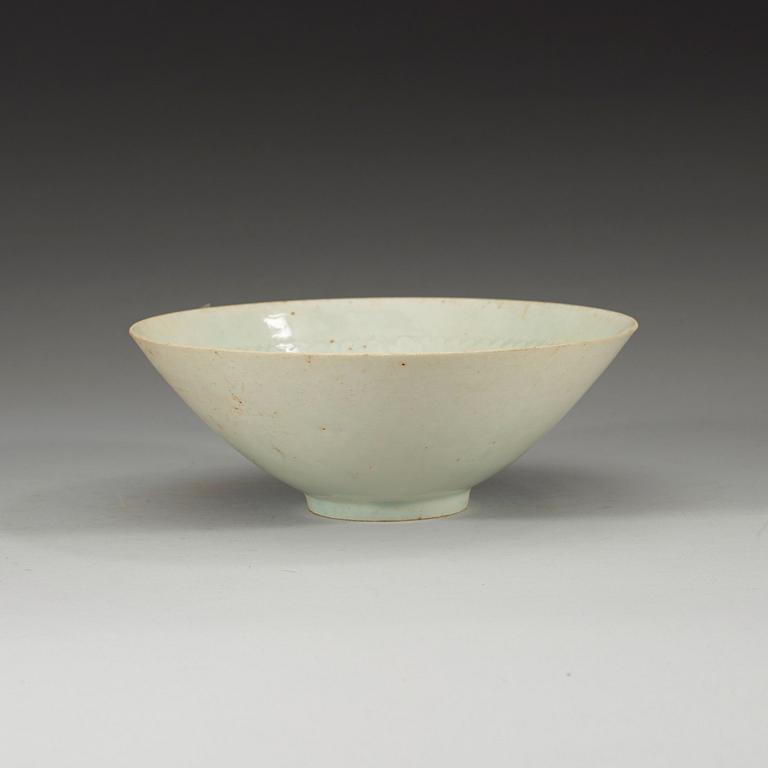 A turquoise glazed bowl with combed and carved floral patterns, Song dynasty (960-1279).