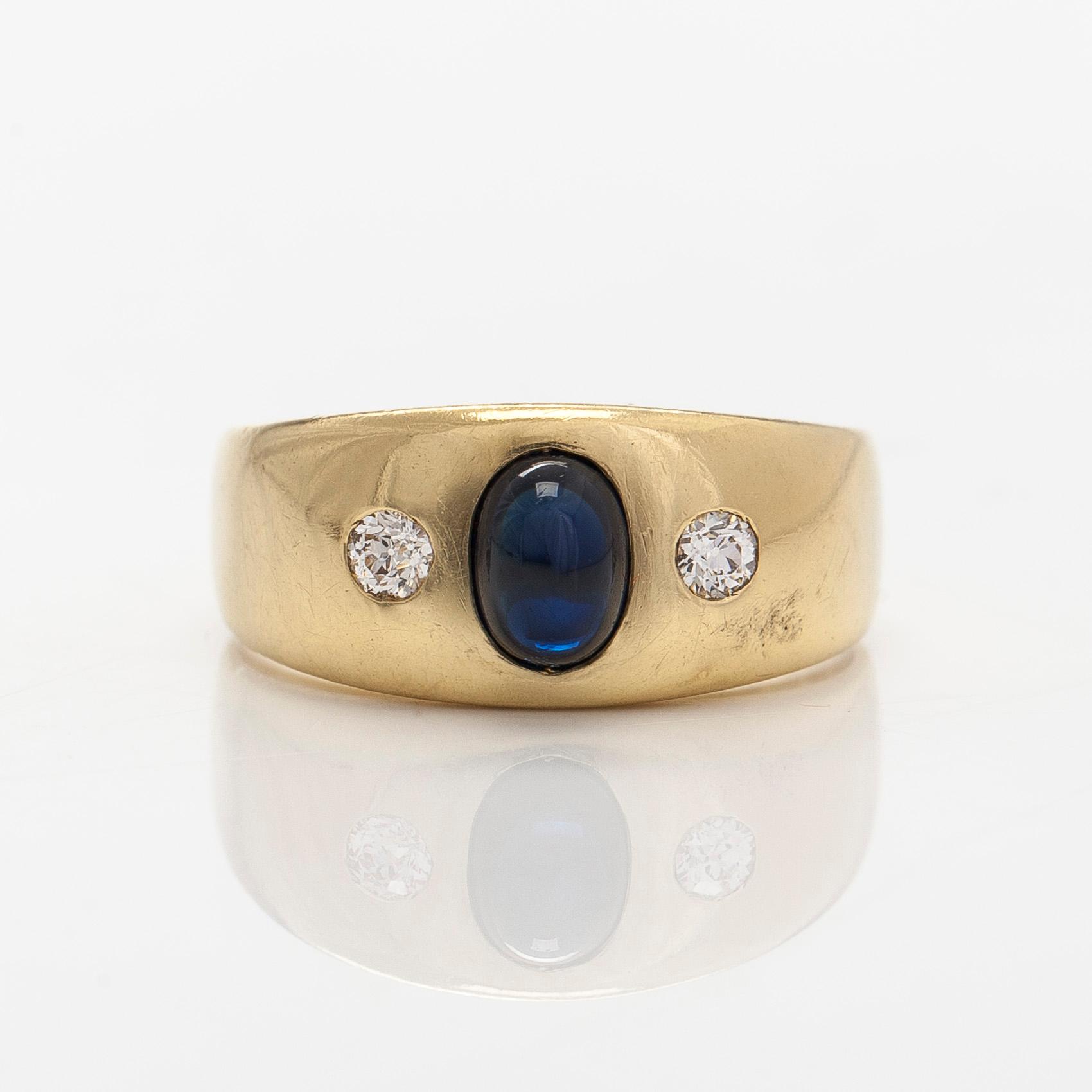Ring, 18K gold, with a cabochon-cut oval sapphire and diamonds.