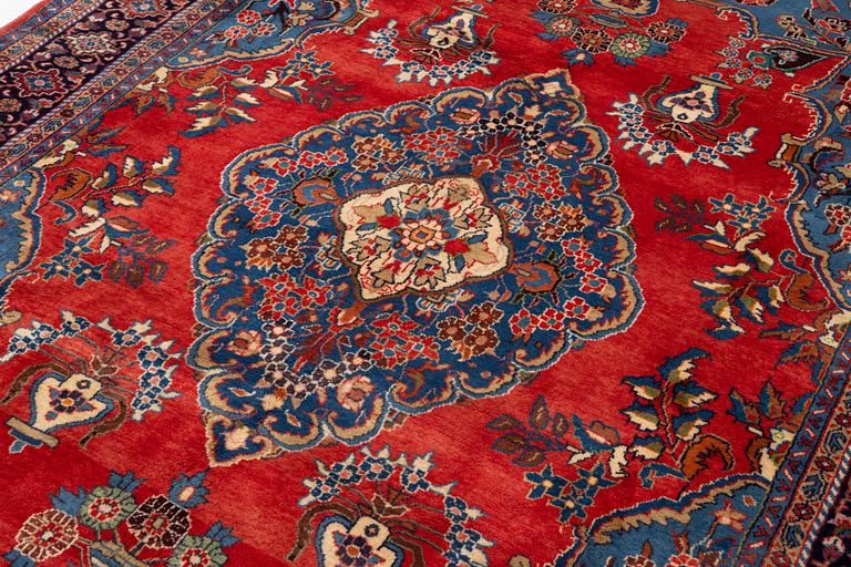 A Viss carpet, approx. 304 x 228 cm.