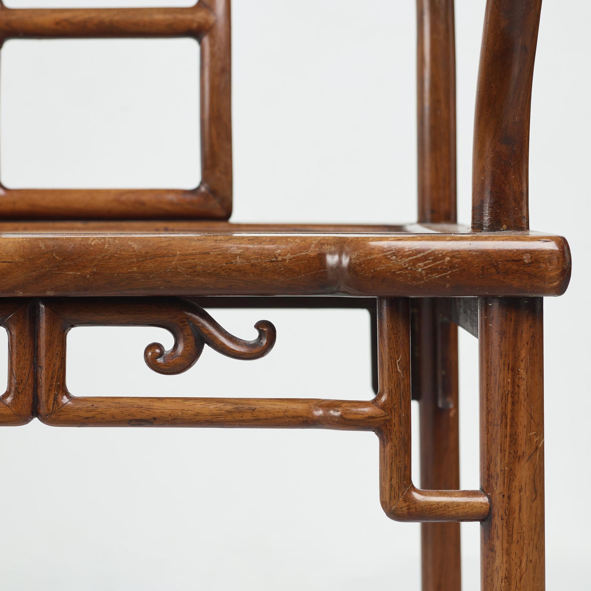 KARMSTOL, hardwood. Troligen sen Qingdynasti.