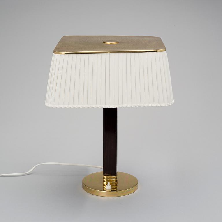 PAAVO TYNELL, BORDSLAMPA. Modell 5066, Taito Oy, 1940-tal.