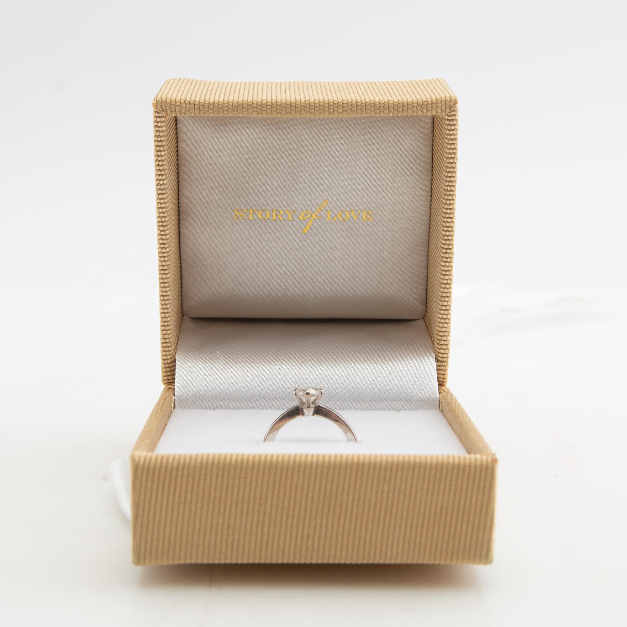 Ring, 18K vitguld med briljantslipad diamant.