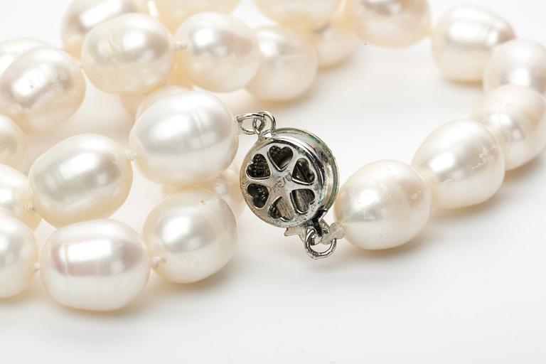COLLIER, odlade sötvattenspärlor med silverlås.
