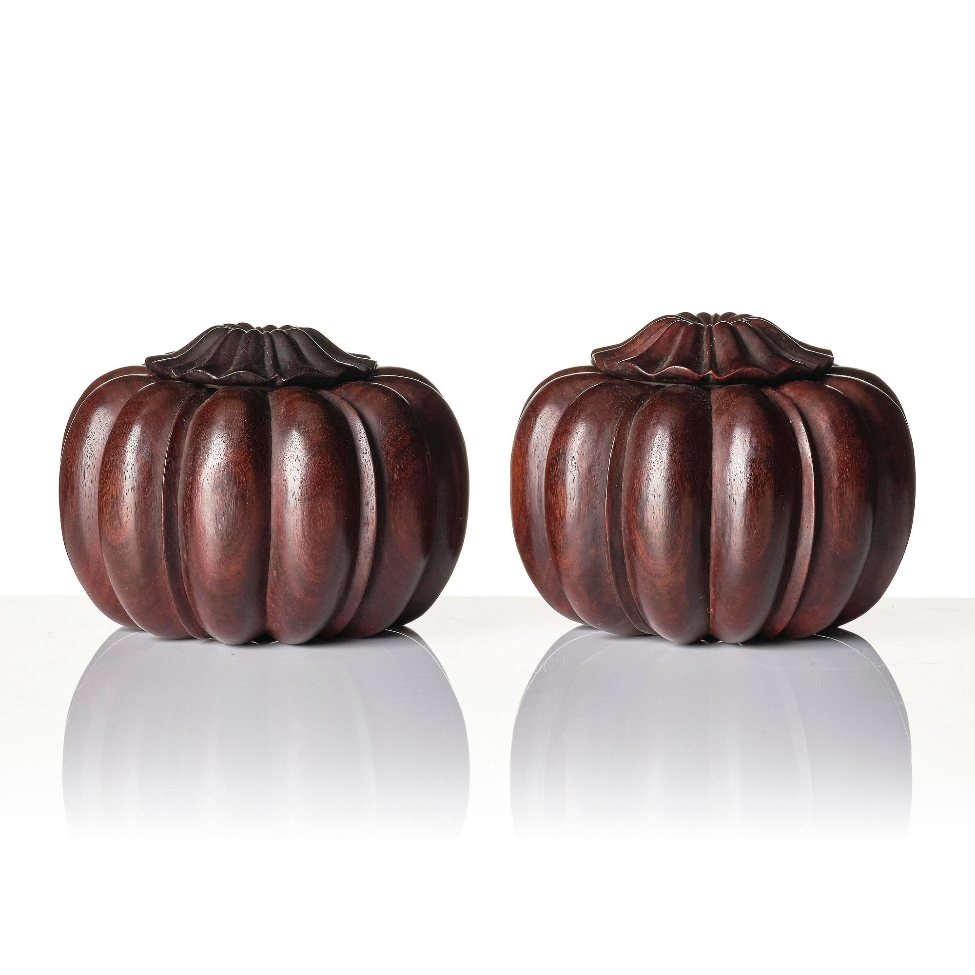 Weiqiaskar med lock, ett par, hardwood. Kina, troligen Republik.