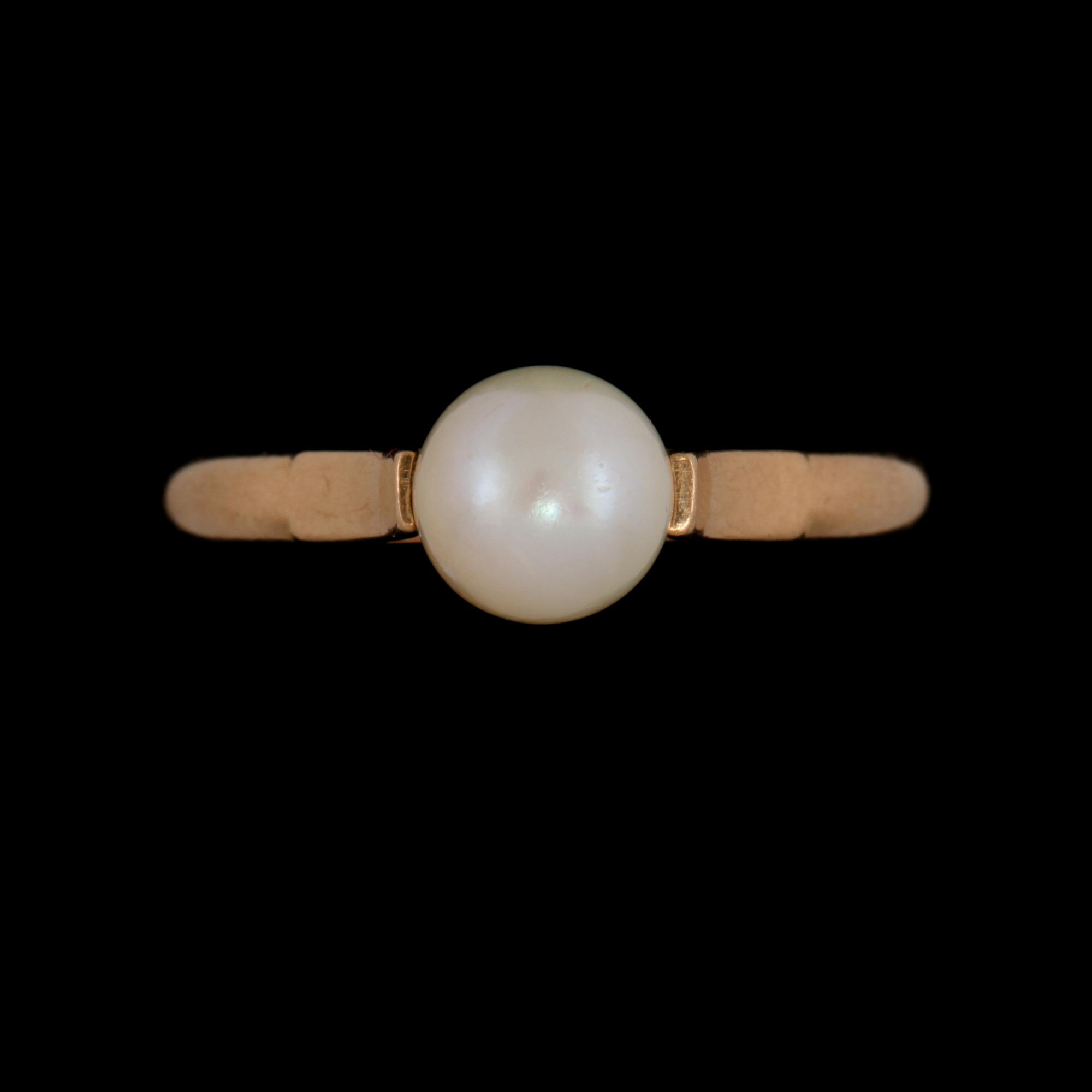 RING, 18k guld med odlad pärla, Harald Grahm, Alingsås, 1943. Vikt 5 g.