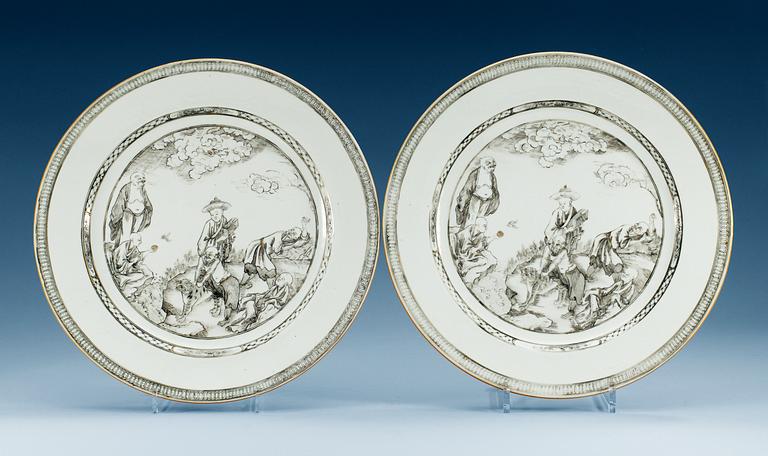 A pair of grisaille chargers, Qing dynasty, Qianlong (1735-1796).