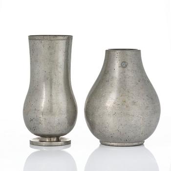 Nils Fougstedt, a set of two vases, Fabriksaktiebolaget Kronsilver, Stockholm, 1933-34.