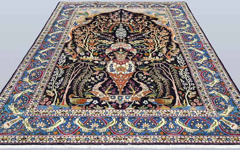 A figural Shahreza carpet, approx. 310 x 220 cm.