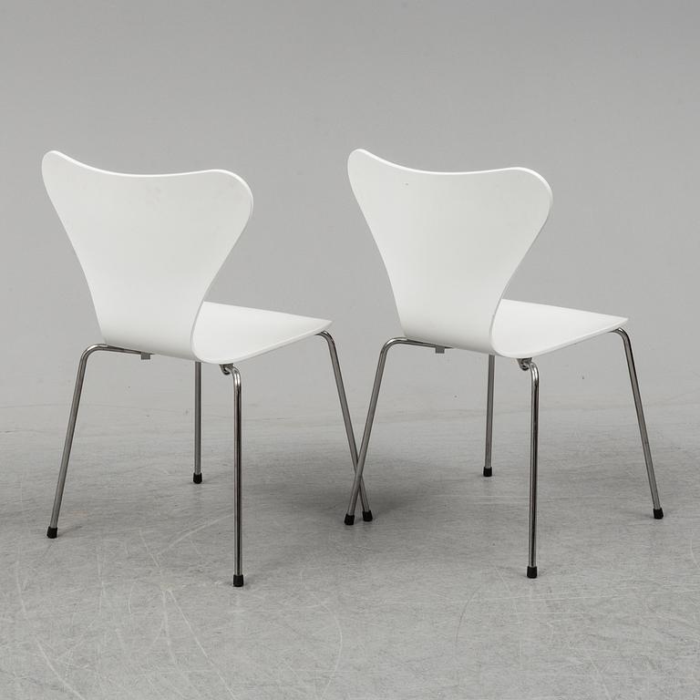 ARNE JACOBSEN, stolar, 7 st, "Sjuan", för Fritz Hansen, Danmark, 2000-tal.