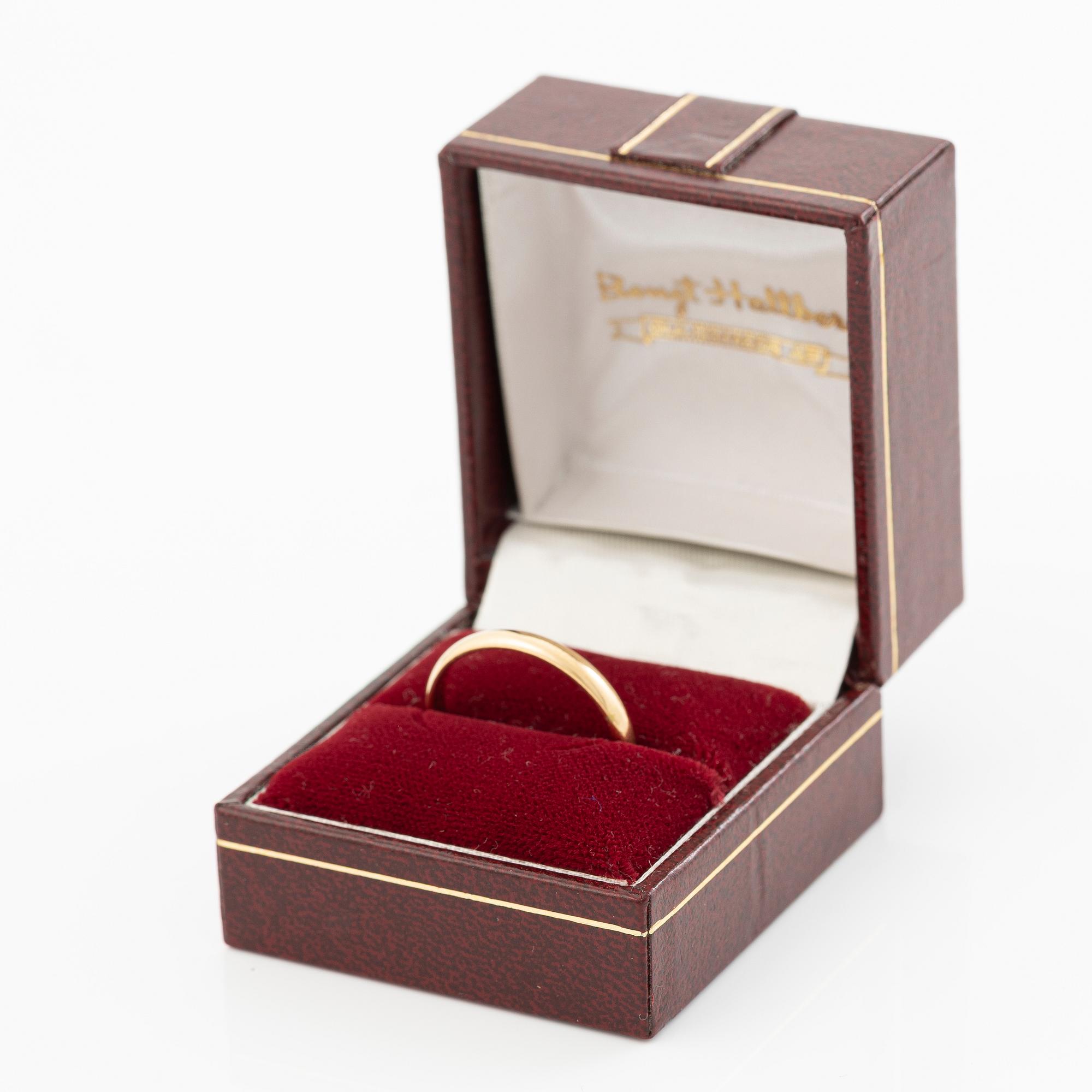 18K gold ring.