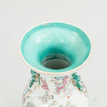 A large Chinese famille rose porcelain vase, Qing dynasty, 19th century.