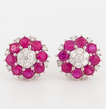 ÖRHÄNGEN, med rubiner och briljantslipade diamanter.