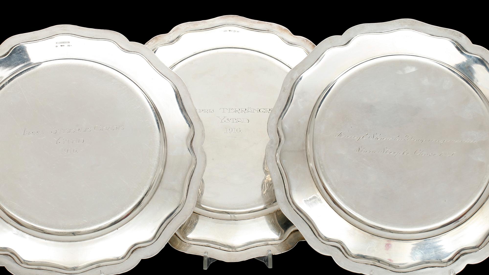 TALLRIKAR, silver, 3 st. Sverige 1916 resp 1918. Totalvikt 1522 g.