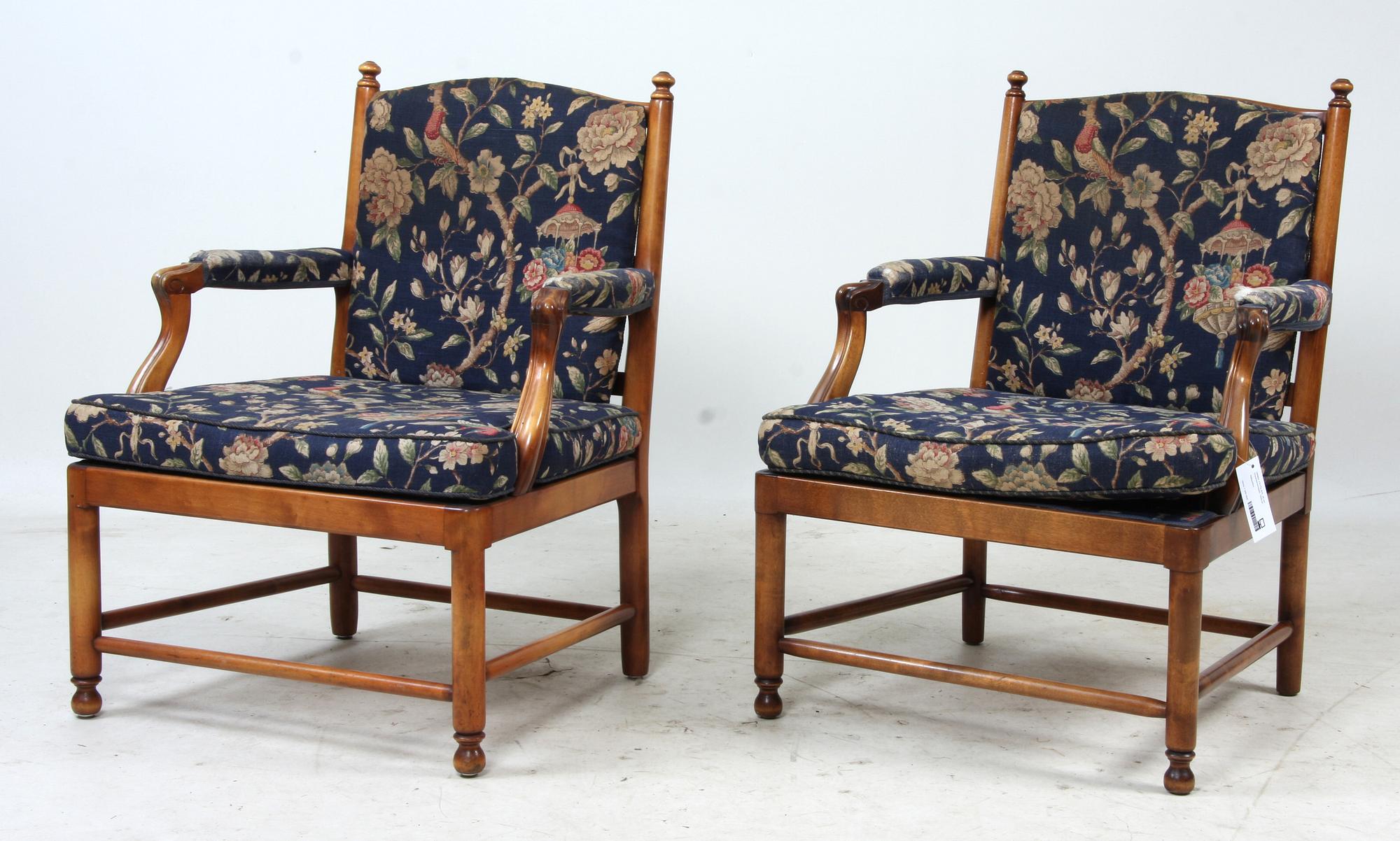 FÅTÖLJER, 2 st snarlika, Gripsholmsmodell, 1900-tal.