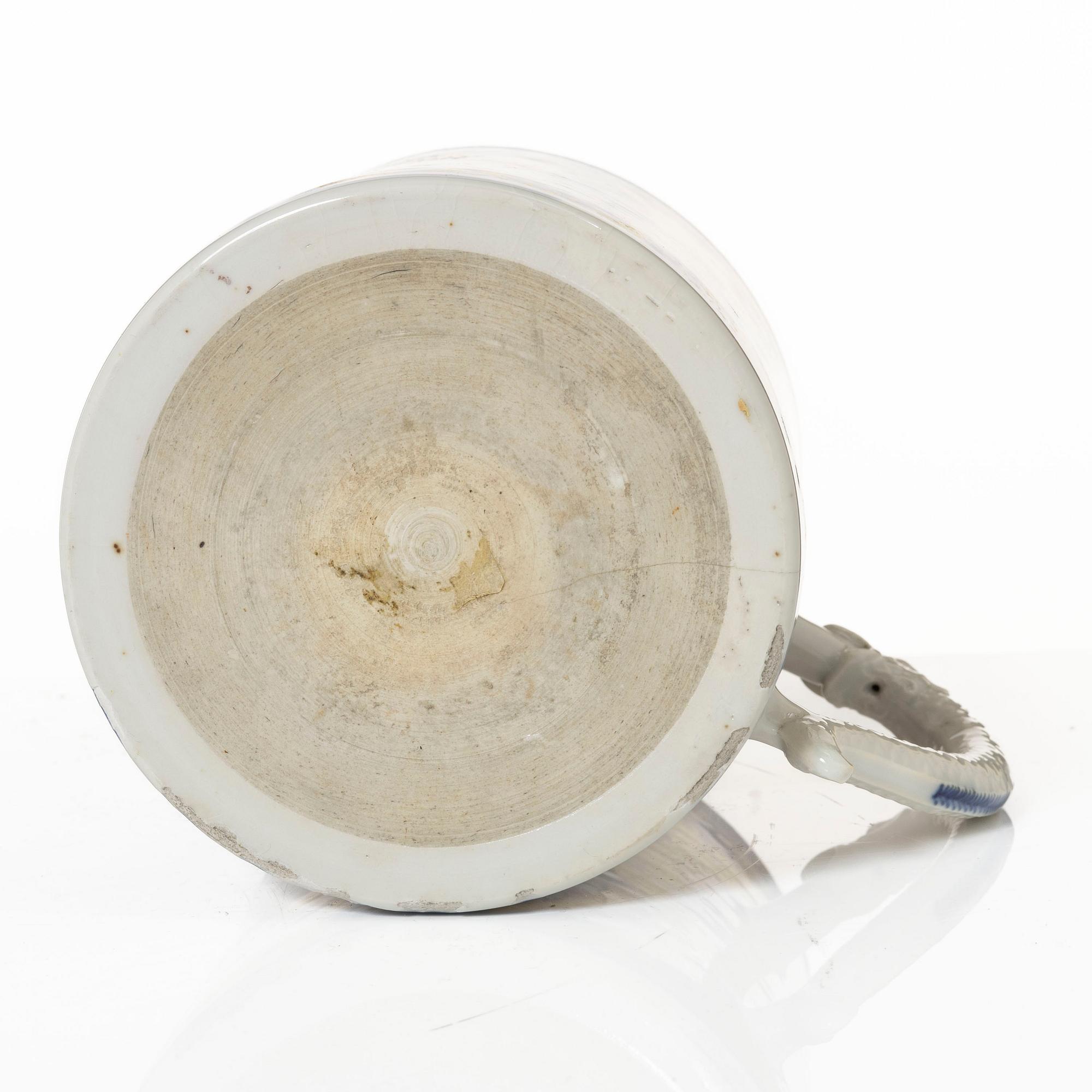 Mugg samt två muggar med lock, porslin, Kina, Qingdynastin, 1700-1800-tal.