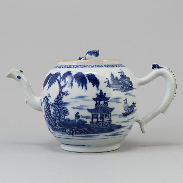 A Chinese export porcelain tea pot, Qing dynasty, Qianlong (1736-1795).