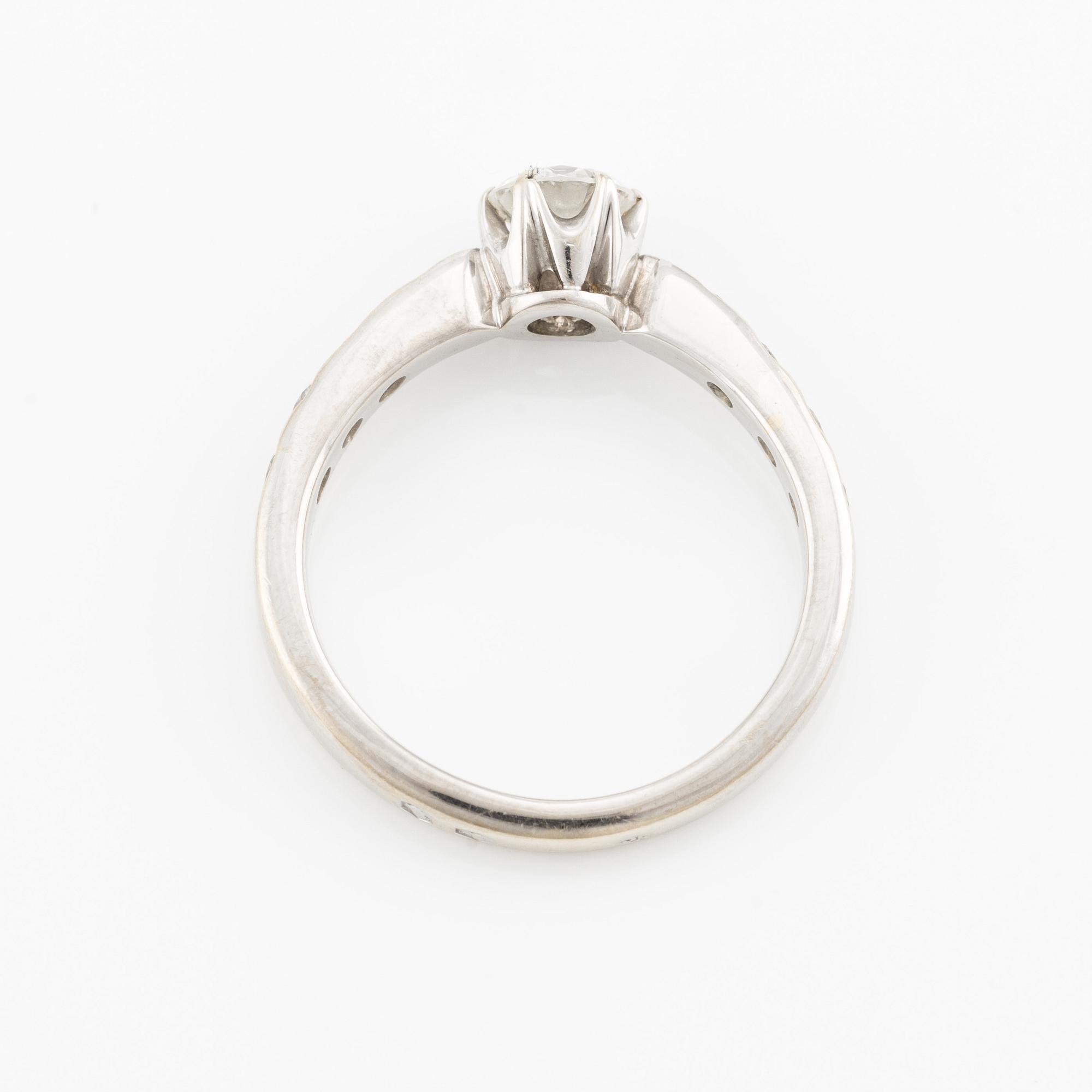 Ring 18K vitguld med briljantslipad diamant.