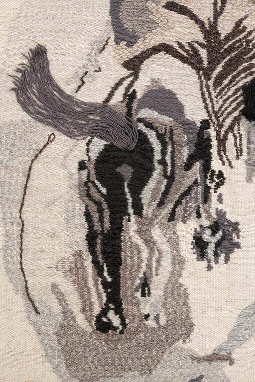 Olle Ohlsson, vävd tapet, "Jordnära", utförd av Lillemor Lindbom, 1976, signerad LL, ca 126x 92 cm.