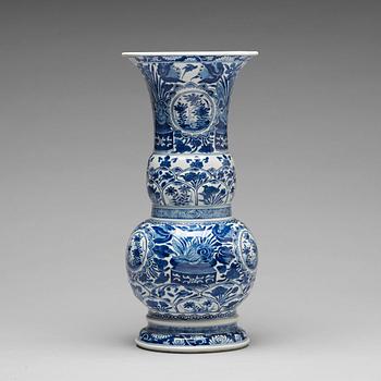 925. A blue and white baluster shaped vase, Qing dynasty, Kangxi (1662-1722).