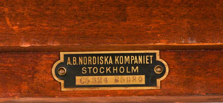 FÅTÖLJ och KARMSTOLAR, ett par, Nordiska Kompaniet. 1909.