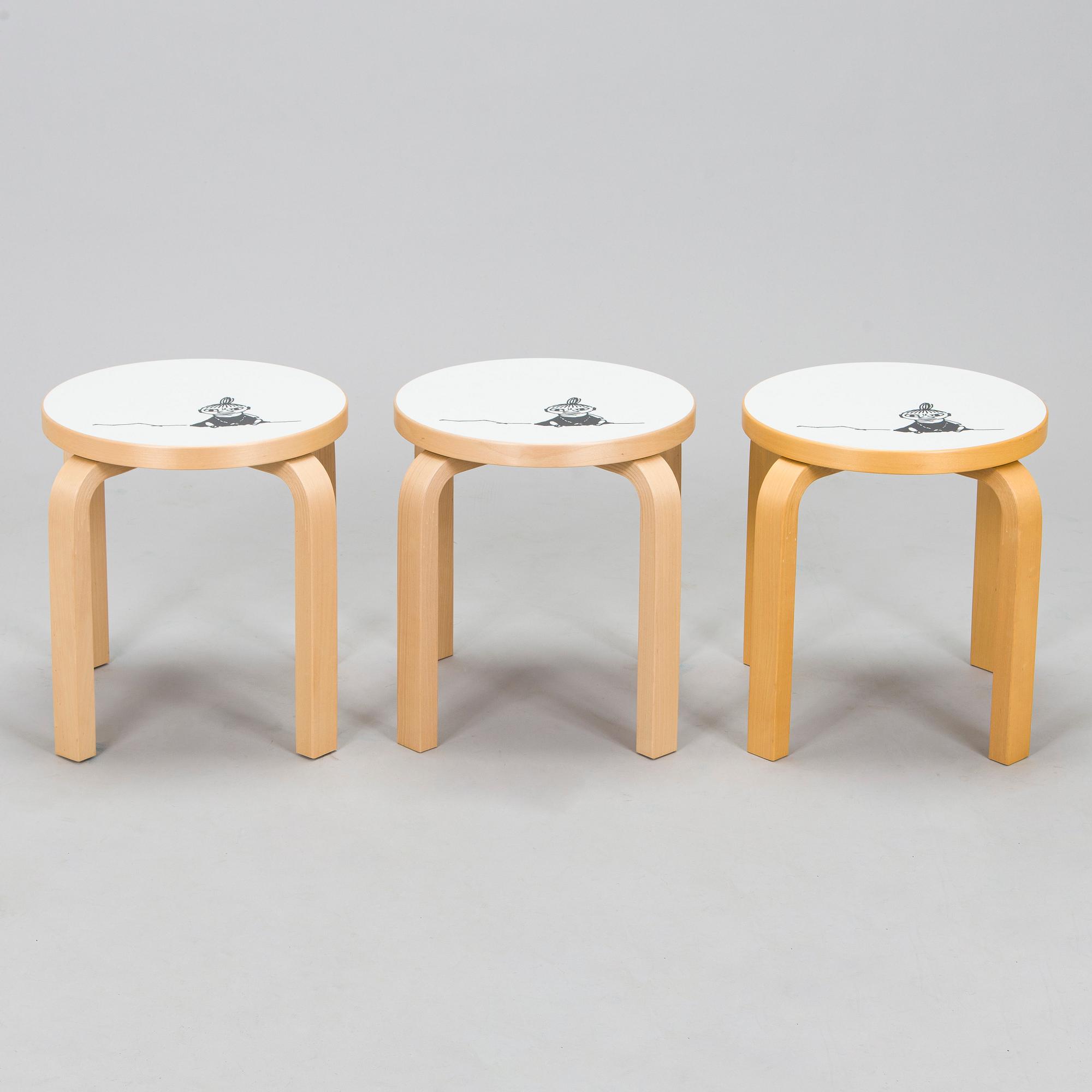 Alvar Aalto, Lastenkaluste, 3 osaa,  pöytä ja jakkaroita 3 kpl, yhteistyö Moomin Characters 2013.