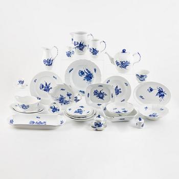 Sevisdelar, porslin, 83 delar, "Blå Blomst", Royal Copenhagen, Danmark.