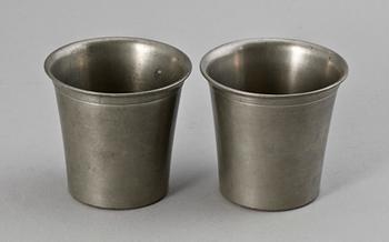 LJUSSTAKAR SAMT ett par BÄGARE, tenn, Firma Svenskt Tenn. 1926 resp 1930.