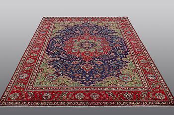 A carpet, Tabriz, ca 310 x 200 cm.