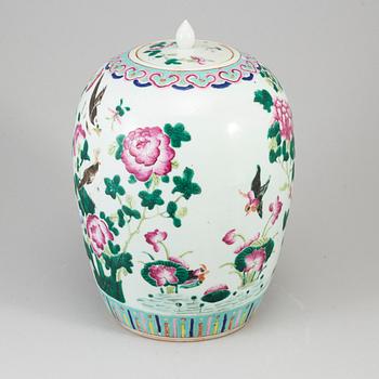 A famille rose jar with cover, Qing dynasty, late 19th century.