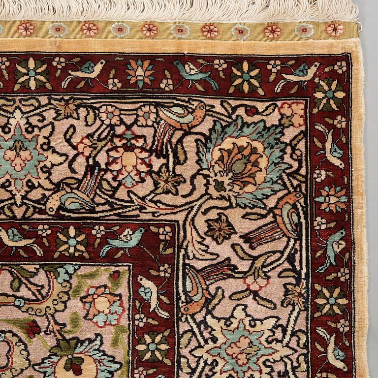 A RUG. An old silk Hereke Souf. 148,5 x 98 cm.