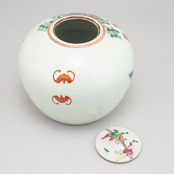 A Chinese porcelain urn with cover, 20th century.